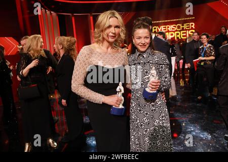 Veronica Ferres und Hannah Herzsprung bei der Verleihung des 45. Bayerische Filmpreise für das Filmjahr 2023 im Münchner Prinzregententheater. Münch Stockfoto