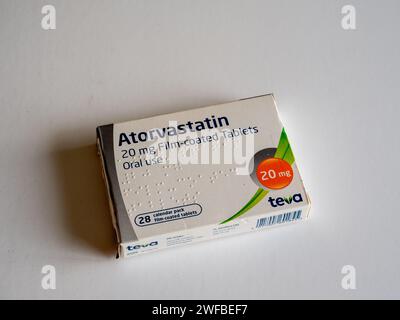 Foto einer Packung mit Atorvastatin-Tabletten - orale Statine, die zur Senkung des Cholesterins verschrieben werden. Stockfoto
