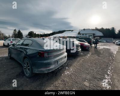 Deutschland - 21. Januar 2024: Ein exklusives schwedisches Polestar-Elektroauto parkt auf dem großen Parkplatz des Skigebiets Seebach, mit einem riesigen Hang im Hintergrund an einem kalten Wintertag Stockfoto