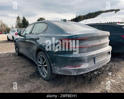 Deutschland - 21. Januar 2024: Ein exklusives Elektroauto von Polestar parkt auf dem großen Parkplatz des Skigebietes Seebach, mit einem riesigen Hang im Hintergrund an einem kalten Wintertag Stockfoto