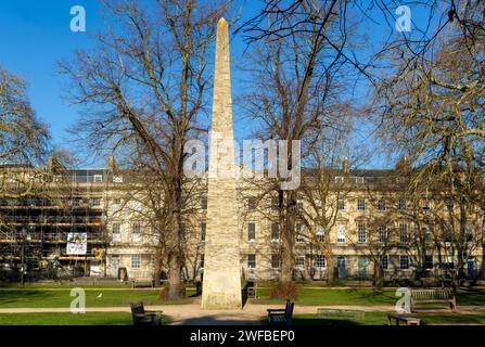 Obelisk erbaute 1738 das Prince of Wales Monument, Stadtpark am Queen Square, Bath, Somerset, England, Großbritannien Stockfoto