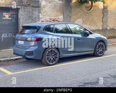 Cremona, Italien - 25. Juni 2023 Parken BMW Baureihe 225 Q X Allradantrieb auf mattem Grau Stockfoto