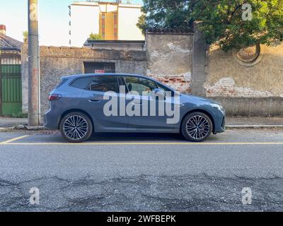 Cremona, Italien - 25. Juni 2023 Parken BMW Baureihe 225 Q X Allradantrieb auf mattem Grau Stockfoto