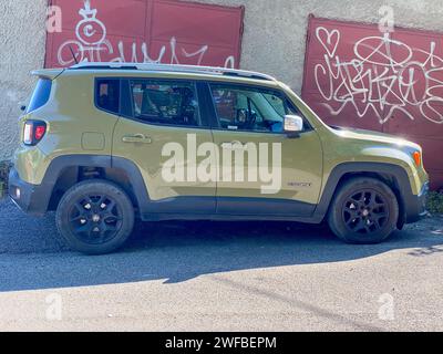 Cremona, Italien - 25. Juni 2023 Jeep Renegade parkt auf der Straße Stockfoto