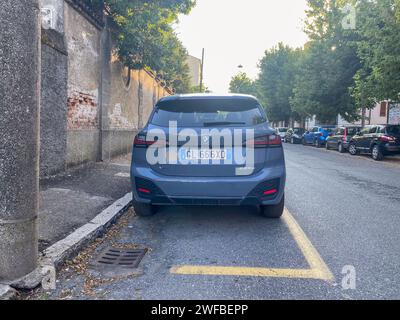 Cremona, Italien - 25. Juni 2023 Parken BMW Baureihe 225 Q X Allradantrieb auf mattem Grau Stockfoto