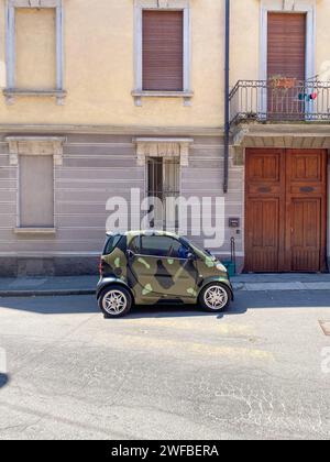 Castell'Arquato, Italien - 25. Juni 2023 Camouflage-Film auf SMART für zwei kompakte Stadtwagen Stockfoto