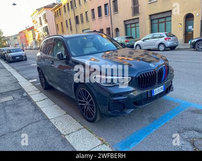 Cremona, Italien - 25. Juni 2023 Parken Sie den Allradantrieb der BMW X5 M-Serie auf mattem Grau Stockfoto