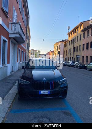 Cremona, Italien - 25. Juni 2023 Parken Sie den Allradantrieb der BMW X5 M-Serie auf mattem Grau Stockfoto