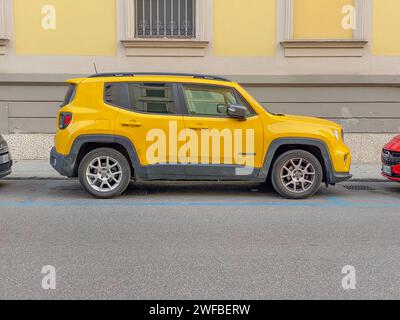 Cremona, Italien - 25. Juni 2023 Jeep Renegade parkt auf der Straße Stockfoto