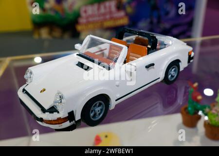 Nahaufnahme eines Porsche 911 auf dem LEGO Stand auf der Toy Fair 2024 in Olympia, London Stockfoto