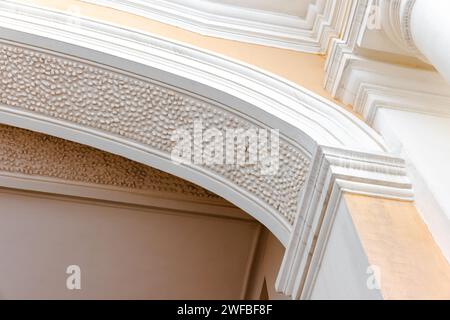 Klassische Portikusdetails. Weiße Bogenecke Stockfoto