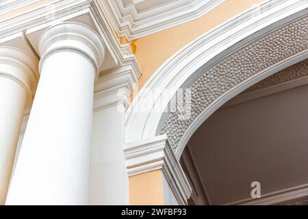 Klassische Portikusdetails. Weiße Säulen und bogenförmiger Eingang Stockfoto