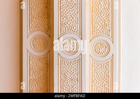 Klassische Architekturdetails, geometrische Reliefelemente der Deckendekoration Stockfoto