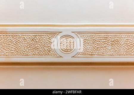 Klassische Architekturdetails, geometrisches Basreliefs-Deckendekorationselement Stockfoto