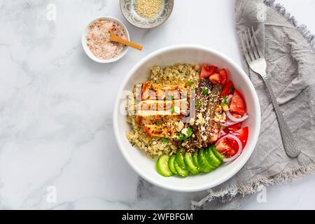 Gesunde Schüssel mit Blumenkohlreis, Enoki-Pilzen, Huhn und Gemüse. Keto/Paleo Diätmenü, Low Carb. Stockfoto