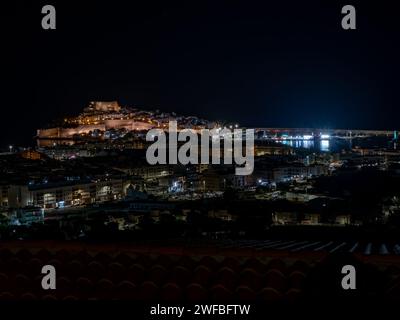 Nächtliche Ausstellung der Burg von Peñíscola. Nachtansicht auf die mediterrane Stadt Peñíscola in der Provinz Castellón und das Schloss Papa Stockfoto