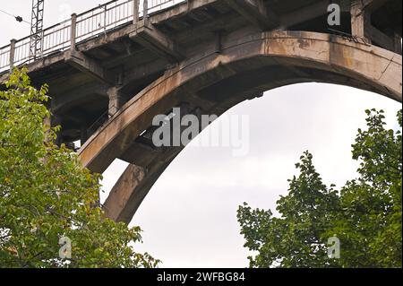 Von unten aus hat man einen Blick auf die Brücke. Stockfoto