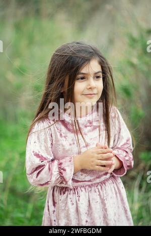 5 Jahre altes Mädchen draußen Stockfoto