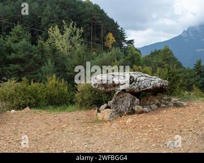 Dolmen in Tella. Huesca. Aragonien. Spanien. Europa. Wunderschöne Aussicht auf die Berge der Region Sobrarbe, Huesca Aragon, Spanien. Tella dolmen Stockfoto