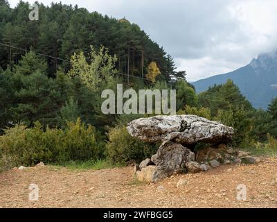 Dolmen in Tella. Huesca. Aragonien. Spanien. Europa. Wunderschöne Aussicht auf die Berge der Region Sobrarbe, Huesca Aragon, Spanien. Tella dolmen Stockfoto