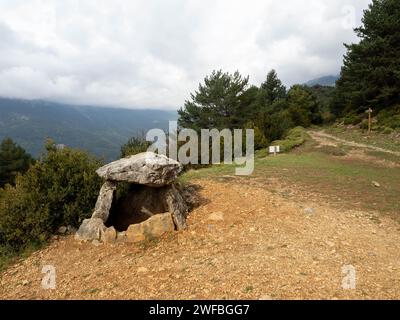 Dolmen in Tella. Huesca. Aragonien. Spanien. Europa. Wunderschöne Aussicht auf die Berge der Region Sobrarbe, Huesca Aragon, Spanien. Tella dolmen Stockfoto