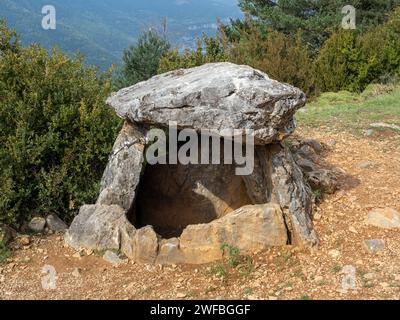 Dolmen in Tella. Huesca. Aragonien. Spanien. Europa. Wunderschöne Aussicht auf die Berge der Region Sobrarbe, Huesca Aragon, Spanien. Tella dolmen Stockfoto