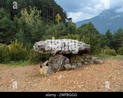 Dolmen in Tella. Huesca. Aragonien. Spanien. Europa. Wunderschöne Aussicht auf die Berge der Region Sobrarbe, Huesca Aragon, Spanien. Tella dolmen Stockfoto