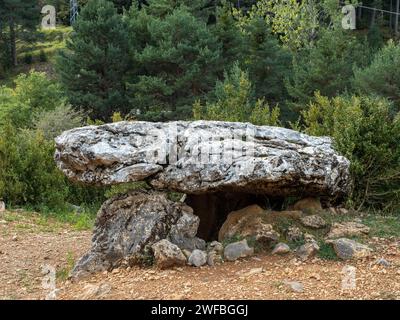 Dolmen in Tella. Huesca. Aragonien. Spanien. Europa. Wunderschöne Aussicht auf die Berge der Region Sobrarbe, Huesca Aragon, Spanien. Tella dolmen Stockfoto