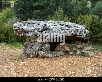 Dolmen in Tella. Huesca. Aragonien. Spanien. Europa. Wunderschöne Aussicht auf die Berge der Region Sobrarbe, Huesca Aragon, Spanien. Tella dolmen Stockfoto