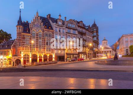 Typisch belgischen Häuser auf dem Mont des Arts Bereich in der Nacht in Brüssel, Belgien Stockfoto