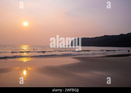 Sonnenuntergang am Strand Agonda in Goa. Stockfoto