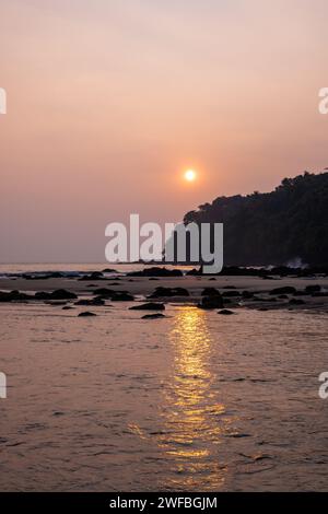 Sonnenuntergang am Strand Agonda in Goa. Stockfoto
