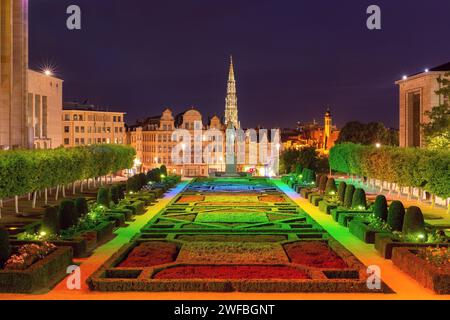 Typisch belgischen Häuser auf dem Mont des Arts Bereich in der Nacht in Brüssel, Belgien Stockfoto