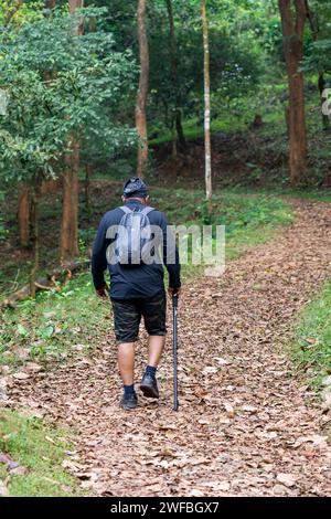 Fotograf Mountain Trekking im Waynad Wild Life Sanctuary. Januar 2024, Kerala Indien. Stockfoto