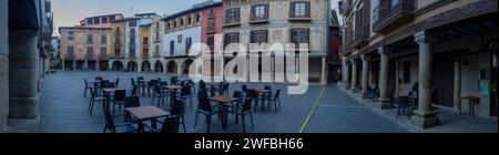 Plaza Mayor, Hauptplatz von Graus, Aragon, Spanien Wandmalereien im neoklassizistischen Stil, Graus, Huesca Spanien Stockfoto