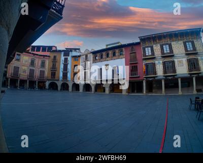 Plaza Mayor, Hauptplatz von Graus, Aragon, Spanien Wandmalereien im neoklassizistischen Stil, Graus, Huesca Spanien Stockfoto