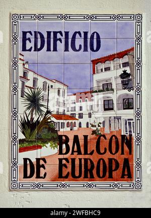 Keramikfliesenschild am Balcon de Europa in Nerja, Costa del Sol, Andalusien, Provinz Malaga, Spanien Stockfoto