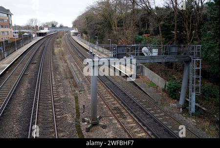 Ein Blick auf den Bahnhof Farnborough (Main) in Hampshire, während Mitglieder der zugfahrergewerkschaft Aslef eine Welle von neuen Laufgängen in einem lang andauernden Streit um die Bezahlung starten. Der Zugverkehr auf einigen der meistbefahrenen Pendlerstrecken des Landes wird am Dienstag aufgrund eines weiteren Streiks von Fahrern beeinträchtigt. Bilddatum: Dienstag, 30. Januar 2024. Stockfoto