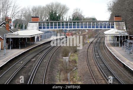 Ein Blick auf den Bahnhof Farnborough (Main) in Hampshire, während Mitglieder der zugfahrergewerkschaft Aslef eine Welle von neuen Laufgängen in einem lang andauernden Streit um die Bezahlung starten. Der Zugverkehr auf einigen der meistbefahrenen Pendlerstrecken des Landes wird am Dienstag aufgrund eines weiteren Streiks von Fahrern beeinträchtigt. Bilddatum: Dienstag, 30. Januar 2024. Stockfoto