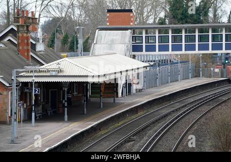 Ein Blick auf den Bahnhof Farnborough (Main) in Hampshire, während Mitglieder der zugfahrergewerkschaft Aslef eine Welle von neuen Laufgängen in einem lang andauernden Streit um die Bezahlung starten. Der Zugverkehr auf einigen der meistbefahrenen Pendlerstrecken des Landes wird am Dienstag aufgrund eines weiteren Streiks von Fahrern beeinträchtigt. Bilddatum: Dienstag, 30. Januar 2024. Stockfoto