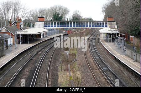 Ein Blick auf den Bahnhof Farnborough (Main) in Hampshire, während Mitglieder der zugfahrergewerkschaft Aslef eine Welle von neuen Laufgängen in einem lang andauernden Streit um die Bezahlung starten. Der Zugverkehr auf einigen der meistbefahrenen Pendlerstrecken des Landes wird am Dienstag aufgrund eines weiteren Streiks von Fahrern beeinträchtigt. Bilddatum: Dienstag, 30. Januar 2024. Stockfoto