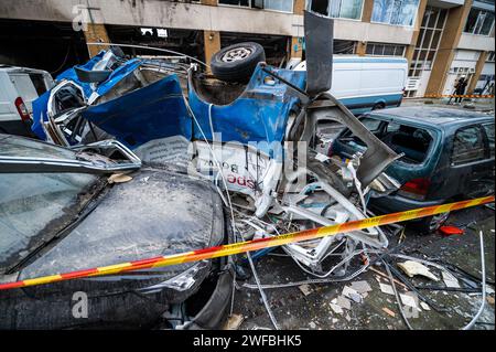 ROTTERDAM - Beschädigung eines Wohnkomplexes am Schammenkamp am Tag nach einem Großbrand. Mehrere Personen wurden durch eine Explosion und einen anschließenden Brand verletzt. Die Explosion ereignete sich in einem Auto unter dem Wohnkomplex. ANP JOSH WALET niederlande aus - belgien aus Stockfoto