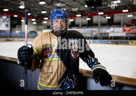 Erfurt, Deutschland. Januar 2024. Georg Maier (SPD), Innenminister Thüringens, steht vor Trainingsbeginn in seinem offiziellen Match-Trikot mit Maske, Handschuhen und Stock am Rande. Maier trainiert auf der Eisbahn in Erfurt vor dem Eishockey-Benefizspiel zwischen Feuerwehr und Polizei am 10. Februar 2024. Quelle: Jacob Schröter/dpa/ZB/dpa/Alamy Live News Stockfoto