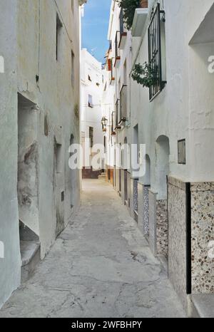 Passage in Competa, maurischer Hügellandschaft in Sierra de Tejeda, in der Nähe der Küste Andalusiens, Spanien Stockfoto