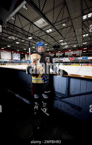 Erfurt, Deutschland. Januar 2024. Georg Maier (SPD), Innenminister Thüringens, steht vor Trainingsbeginn in seinem offiziellen Match-Trikot mit Maske, Handschuhen und Stock am Rande. Maier trainiert auf der Eisbahn in Erfurt vor dem Eishockey-Benefizspiel zwischen Feuerwehr und Polizei am 10. Februar 2024. Quelle: Jacob Schröter/dpa/ZB/dpa/Alamy Live News Stockfoto