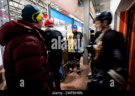 Erfurt, Deutschland. Januar 2024. Georg Maier (SPD, Back), Innenminister des Thüringischen Innenministeriums, wartet, während seine Mitspieler auf das Eis gehen. Maier trainiert auf der Eisbahn in Erfurt vor dem Eishockey-Benefizspiel zwischen Feuerwehr und Polizei am 10. Februar 2024. Quelle: Jacob Schröter/dpa/ZB/dpa/Alamy Live News Stockfoto