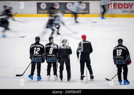 Erfurt, Deutschland. Januar 2024. Thüringische Polizeispieler stehen während des Trainings auf dem Eis. Thüringens Innenminister Maier trainiert auf der Eisbahn in Erfurt vor dem Eishockey-Benefizspiel der Feuerwehr gegen die Polizei am 10. Februar 2024. Quelle: Jacob Schröter/dpa/ZB/dpa/Alamy Live News Stockfoto