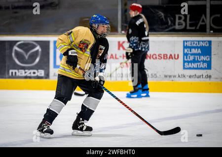 Erfurt, Deutschland. Januar 2024. Georg Maier (SPD), Innenminister Thüringens, läuft während des Trainings in seinem offiziellen Match-Trikot mit Maske, Handschuhen und Stock über das Eis. Maier trainiert auf der Eisbahn in Erfurt vor dem Eishockey-Benefizspiel zwischen Feuerwehr und Polizei am 10. Februar 2024. Quelle: Jacob Schröter/dpa/ZB/dpa/Alamy Live News Stockfoto