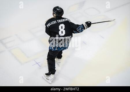 Erfurt, Deutschland. Januar 2024. Der thüringische Innenminister Maier trainiert auf der Eisbahn in Erfurt vor dem Eishockey-Benefizspiel der Feuerwehr gegen die Polizei am 10. Februar 2024. Quelle: Jacob Schröter/dpa/ZB/dpa/Alamy Live News Stockfoto