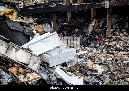 ROTTERDAM - Beschädigung eines Wohnkomplexes am Schammenkamp am Tag nach einem Großbrand. Mehrere Personen wurden durch eine Explosion und einen anschließenden Brand verletzt. Die Explosion ereignete sich in einem Auto unter dem Wohnkomplex. ANP JOSH WALET niederlande aus - belgien aus Stockfoto